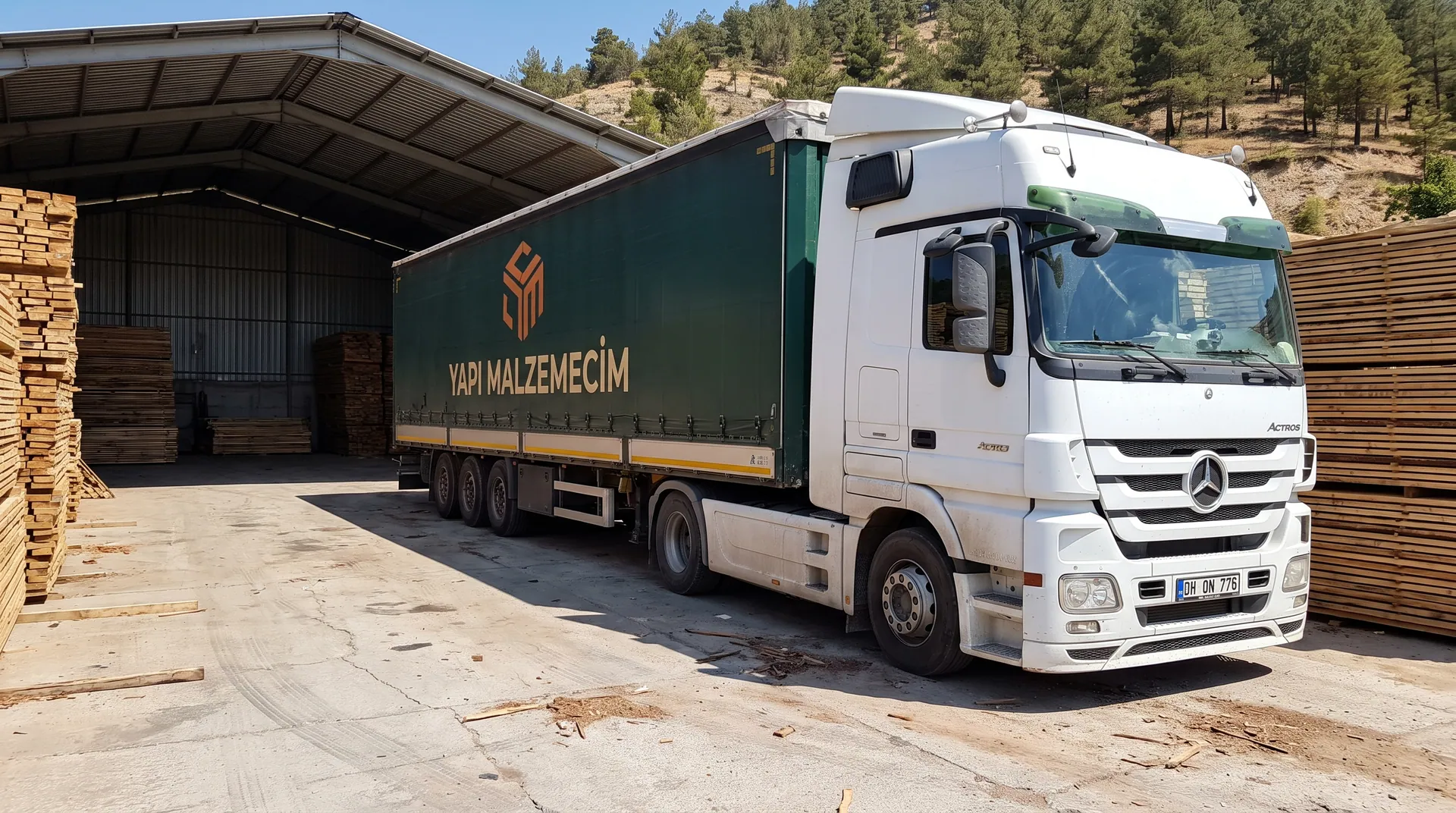 Ahşap ürünleri deposunda Yapı Malzemecim markalı tır